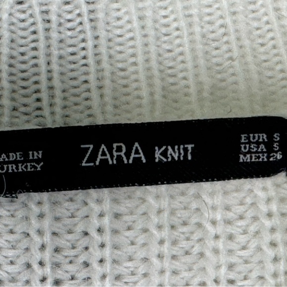Zara Knit Sweater with Stripes - Cozy and Chic for Every Season - Picture 4 of 4